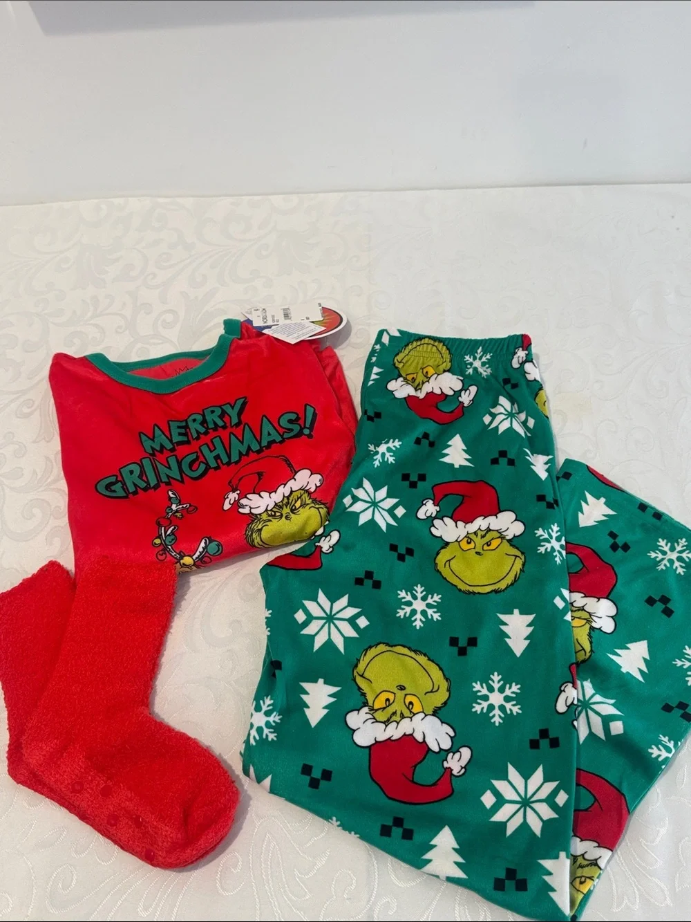 🎄Komar kids Grinch Print Pajama Set with Red Socks. Size 8.